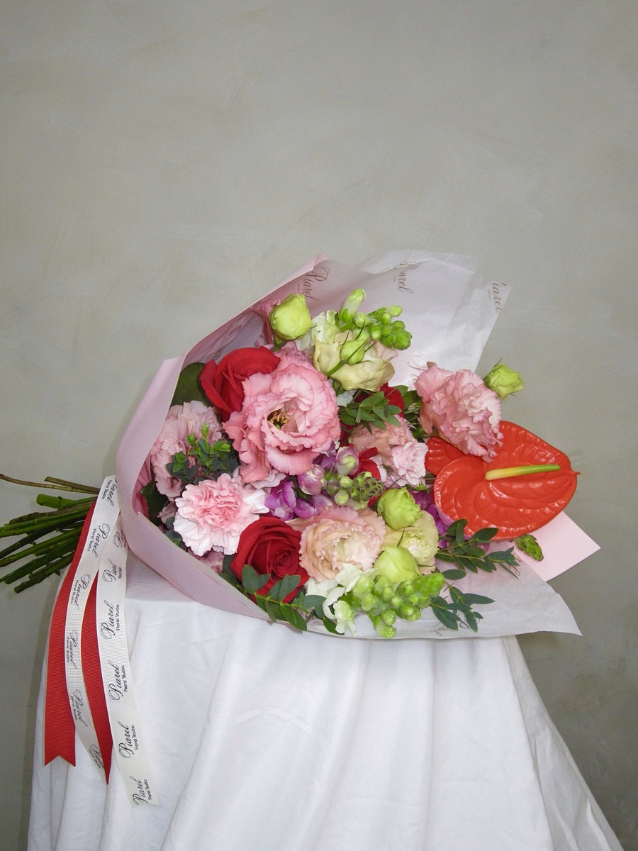 Bouquet de rosas rojas, claveles y anturio — arreglo floral de lujo Guadalajara