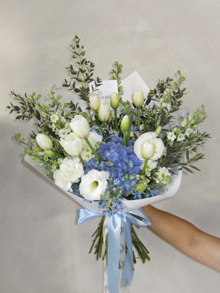 Bouquet de tulipanes blancos y hortensia azul — arreglo floral premium Piarel Guadalajara