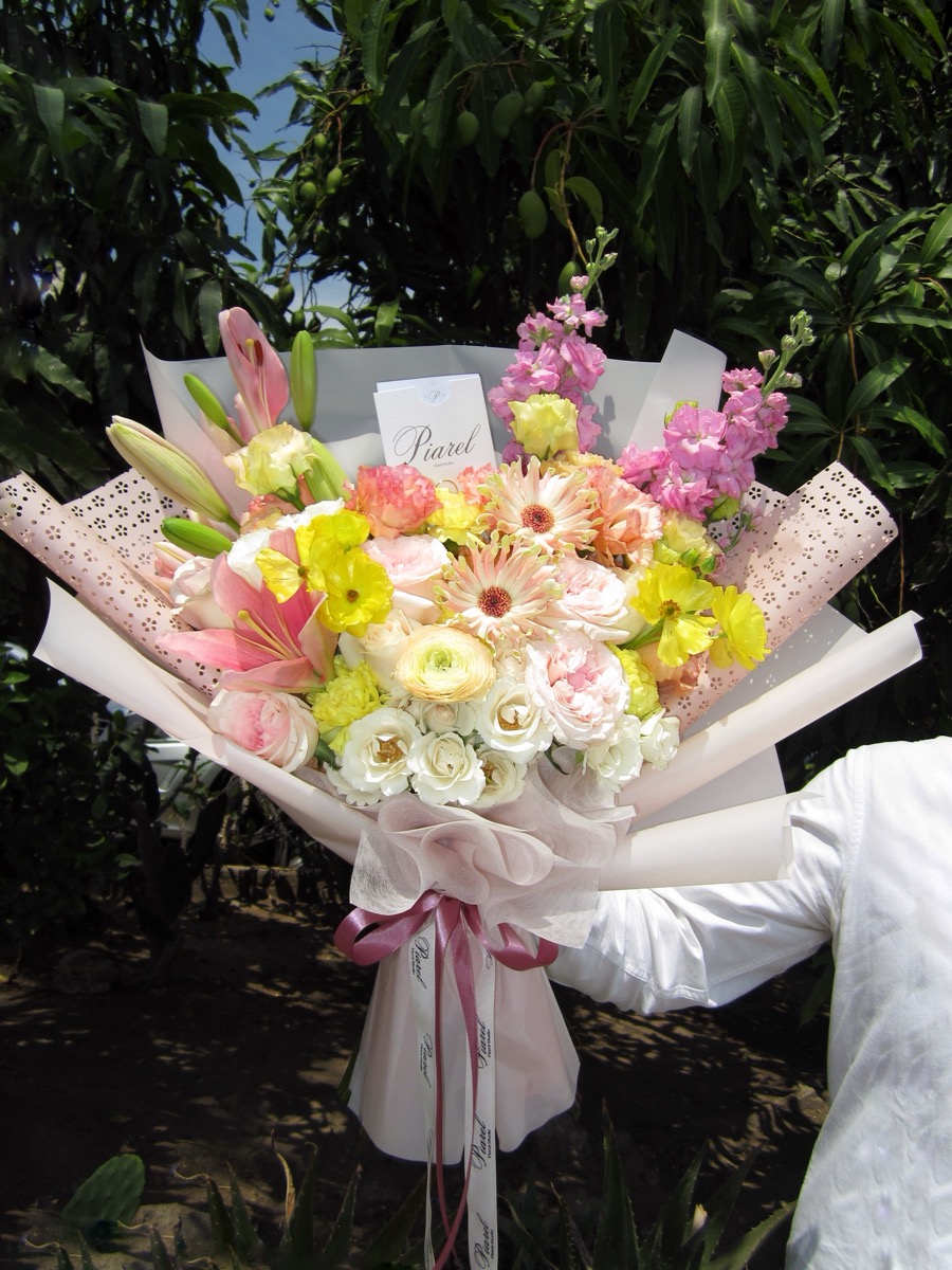 Bouquet de lirios rosas, gerberas y rosas amarillas — arreglo floral estilo jardín Guadalajara