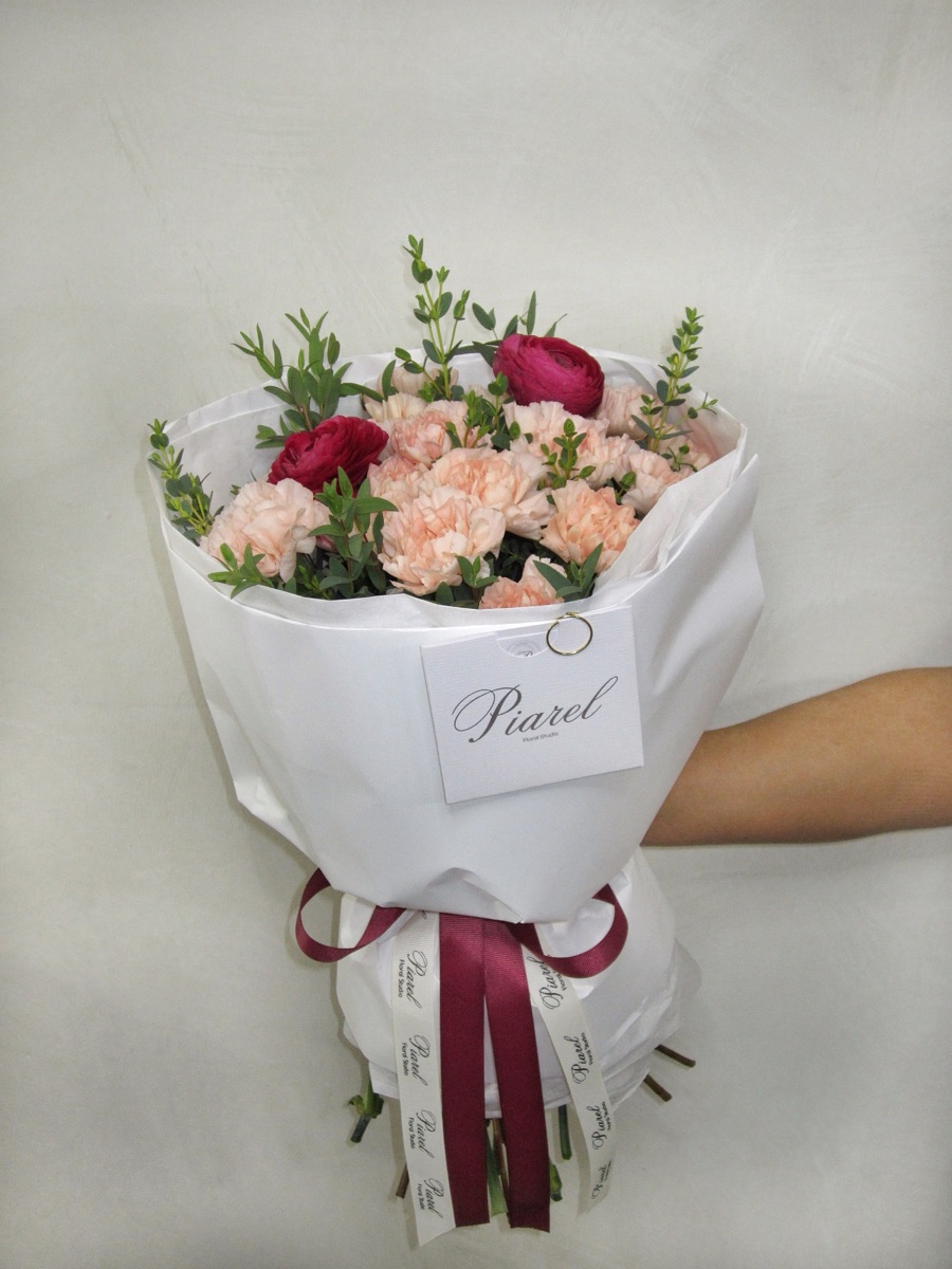 Ramo de claveles color durazno con ranúnculos fucsia — florería de lujo Guadalajara