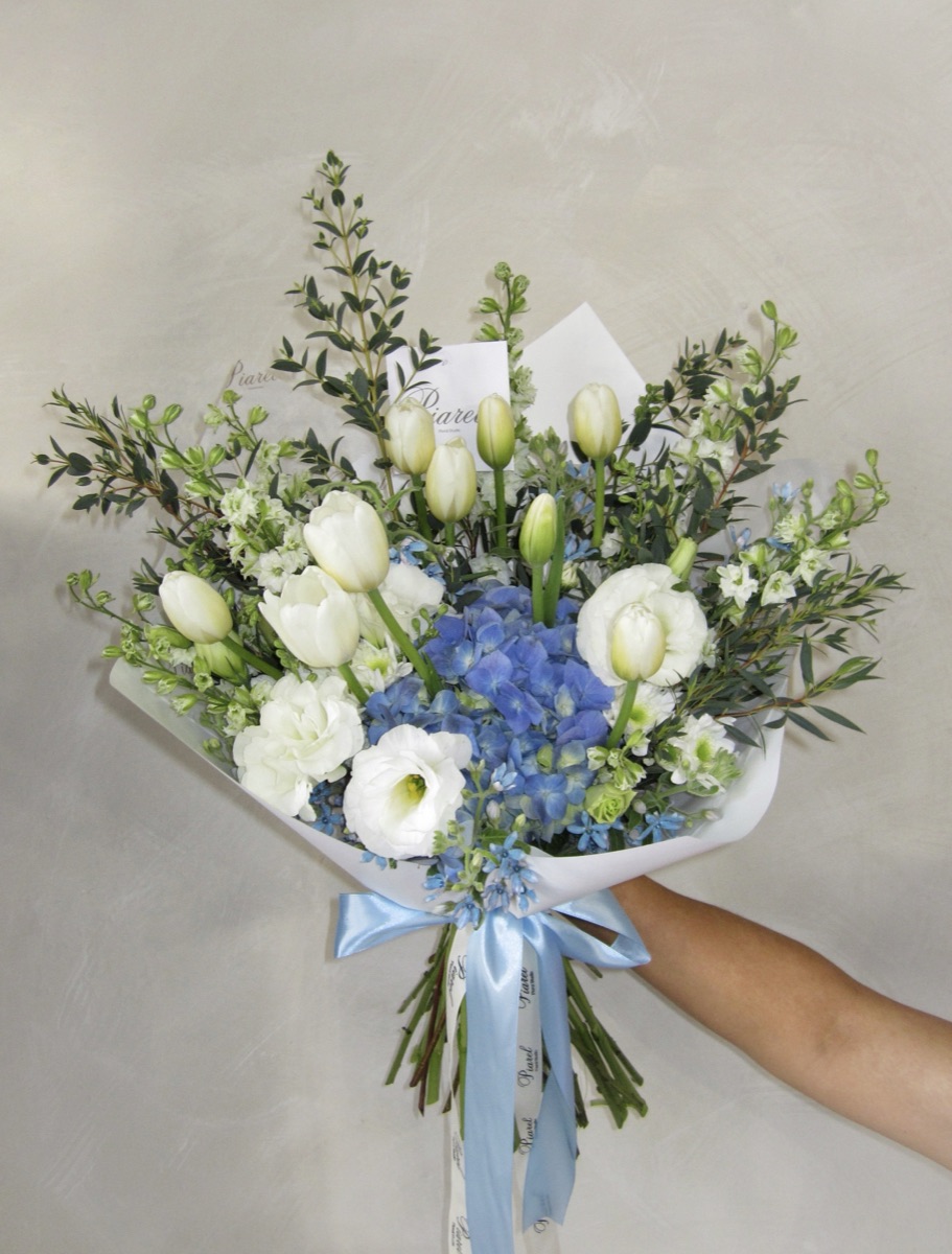 Ramo con hortensia azul y tulipanes blancos — arreglo floral premium Piarel Guadalajara