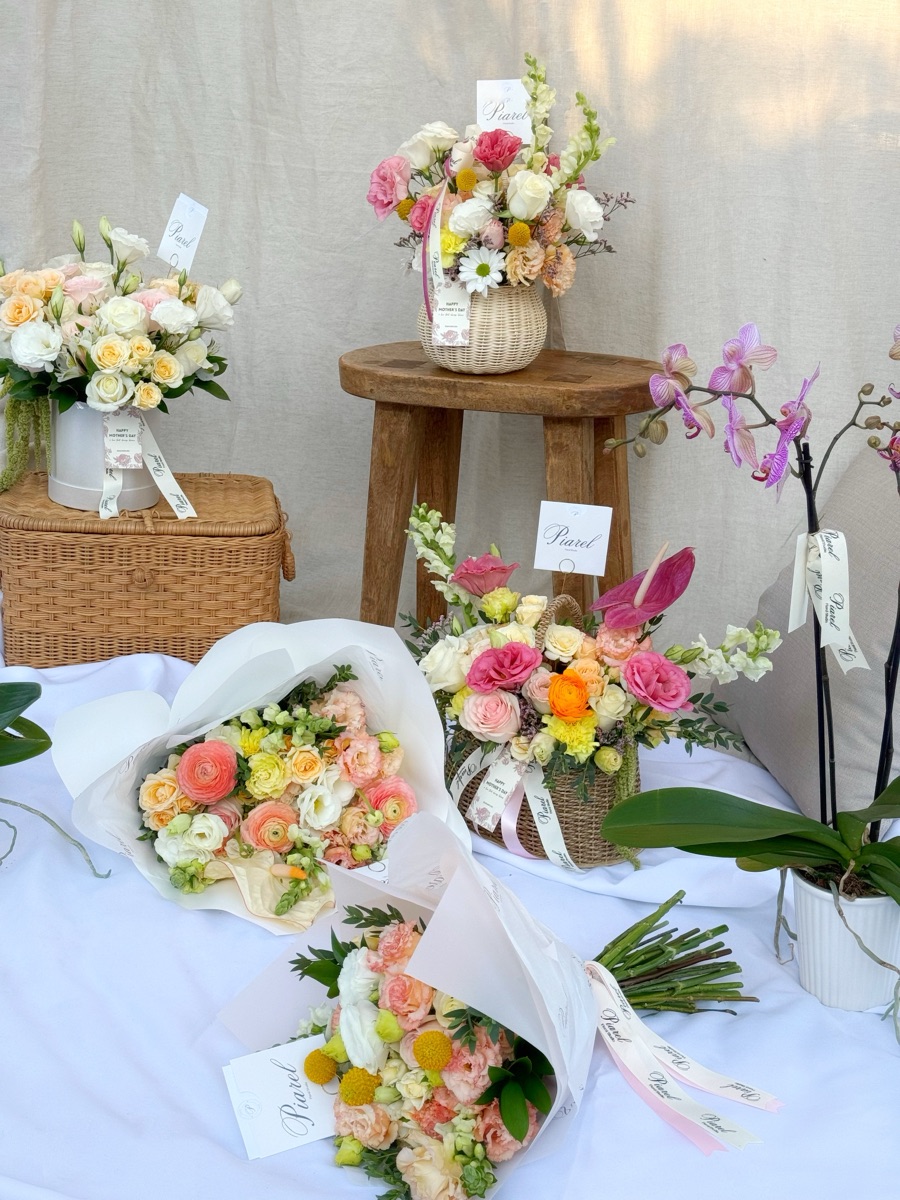 Colección Piarel para Día de las Madres — ramo, caja firma, canasta tejida y orquídeas con ranúnculos, lisianthus y rosas garden, en Guadalajara