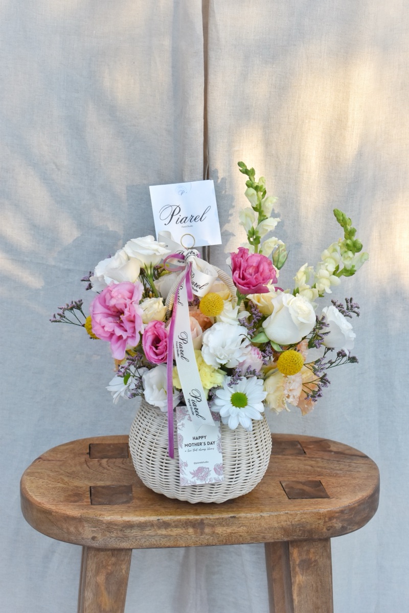 Arreglo Para ti, mamá — rosas, lisianthus, margarita, perritos y craspedia en canasta blanca tejida