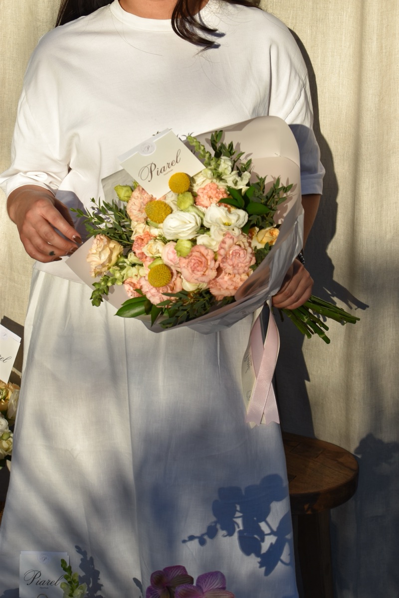 Ramo Pensando en ti — rosas, lisianthus, perritos y craspedia con acentos peach y blanco