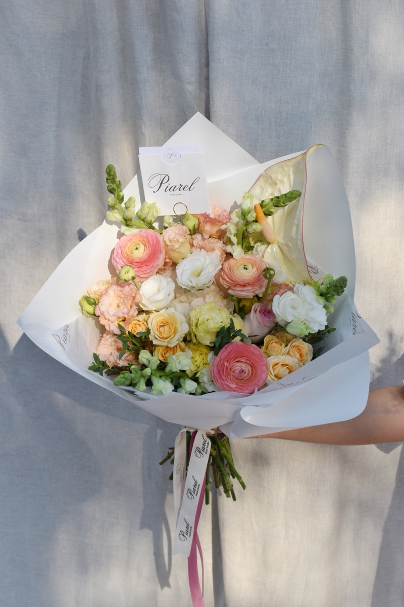 Ramo Abrazo de mamá — rosas, lisianthus, mini rosas, perritos, ranunculus y anturio envueltos en papel premium