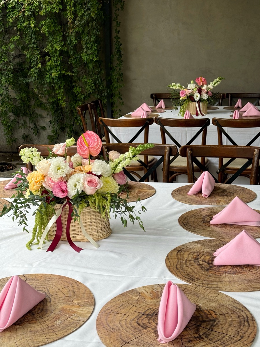 Centros de mesa florales en canasta de mimbre para boda — decoración de eventos Piarel Guadalajara