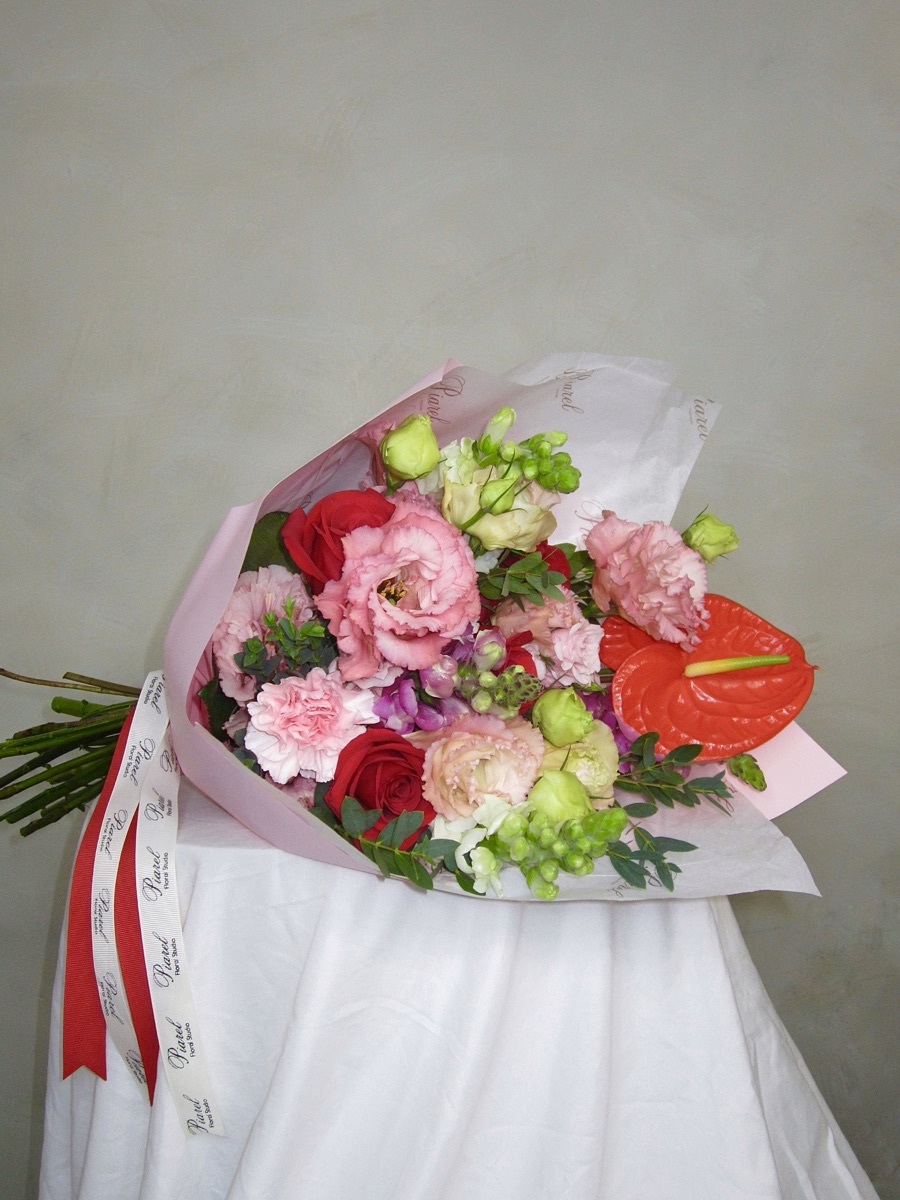 Ramo clásico de rosas rojas, lisianthus rosa y anthurium — arreglo floral premium Guadalajara