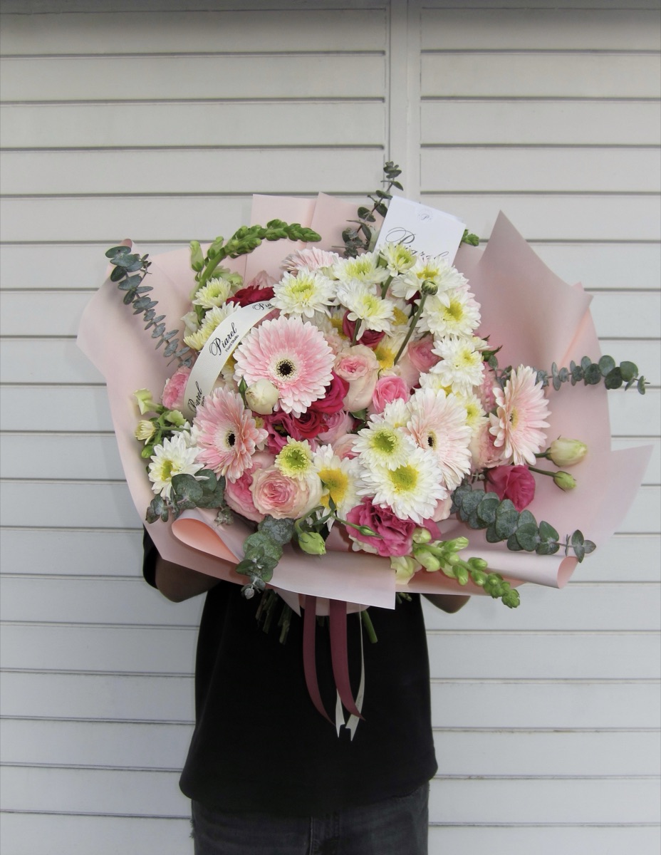 Ramo romántico con gerberas rosas, crisantemos y rosas — Piarel Floral Studio