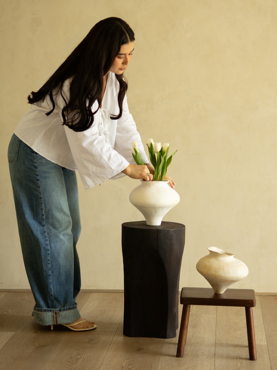Arreglo de tulipanes blancos en jarrón de cerámica artesanal — Piarel Floral Studio
