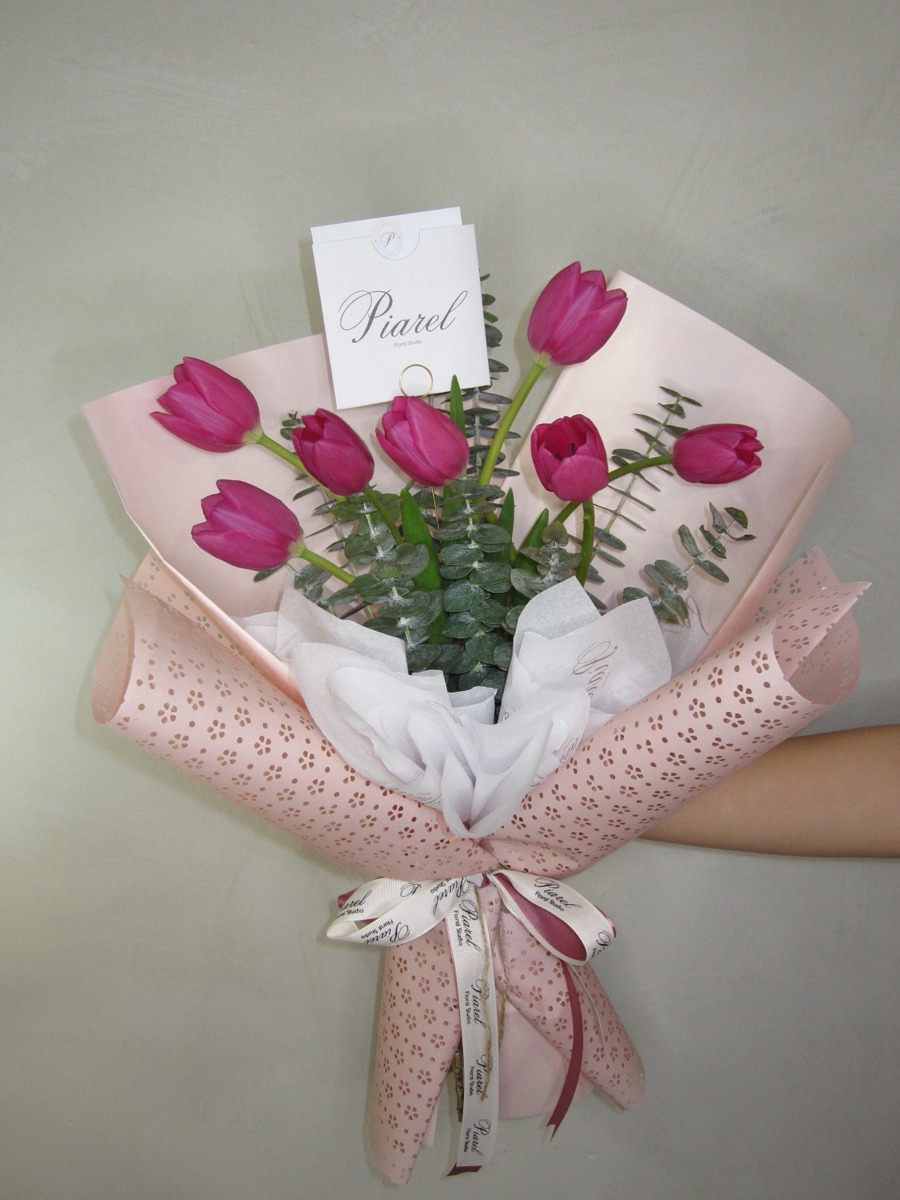 Ramo de tulipanes fucsia con eucalipto — florería de lujo Guadalajara